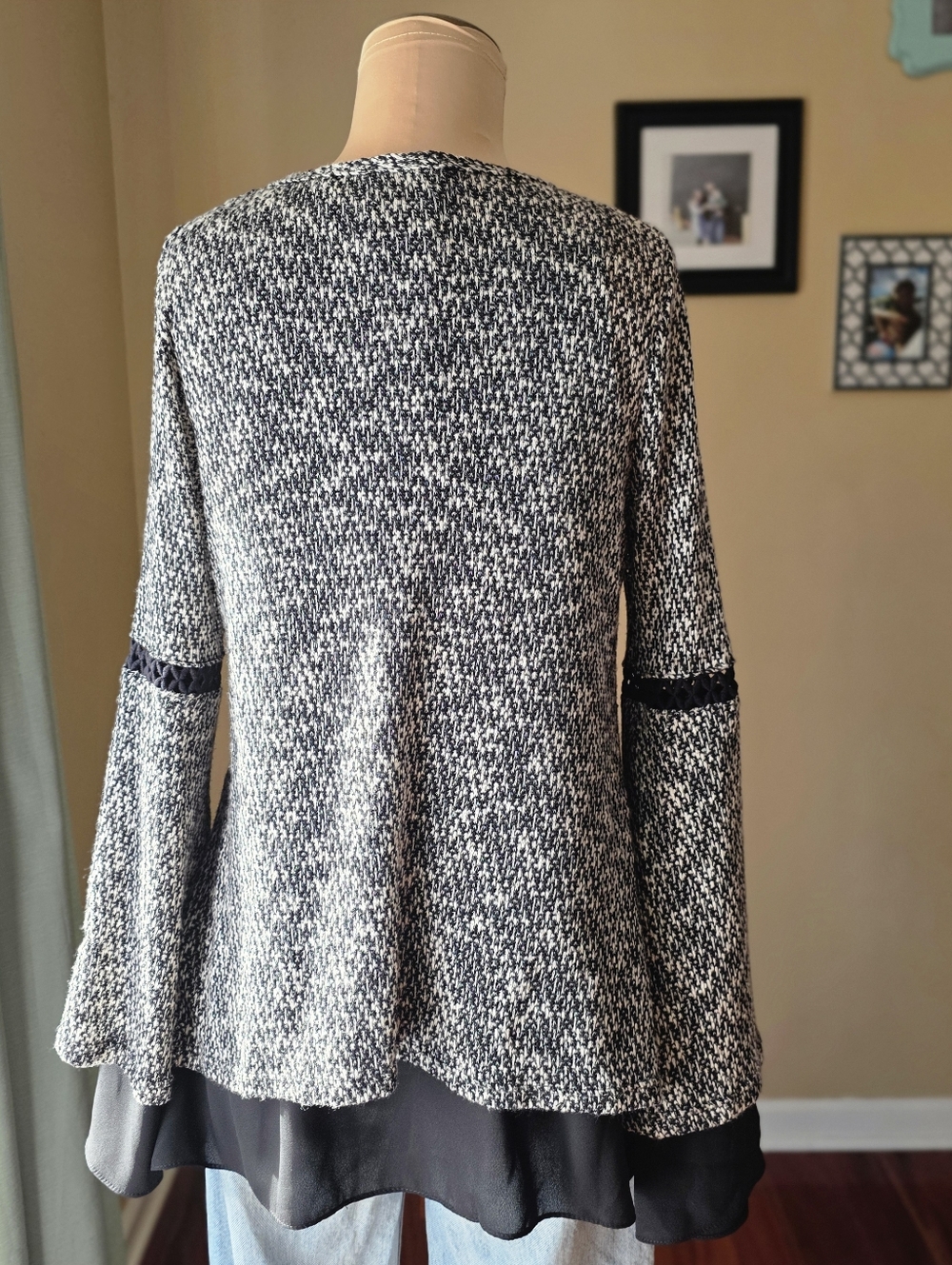 Design Lab Lord & Taylor Bell Sleeve Sweater - Size Medium -Flawless Piece - Picture 5 of 12